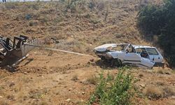 Direksiyon hâkimiyetini kaybeden araç şarampole devrildi! 4 yaralı!