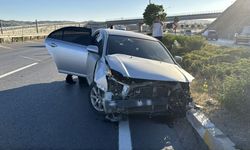 Kontrolden çıkan otomobil bariyerlere çarptı: 2 yaralı