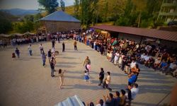 Adana'dan İstanbul'a kadar yüzlerce kişi Develi’ye akın etti! 3 saat süren halay gündem oldu