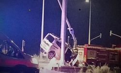 Kayseri’de can pazarı: Otomobil direğe ok gibi saplandı