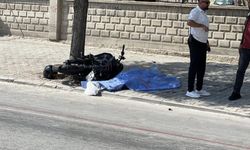 Motosiklet bisikletliye çarpıp ağaca savruldu! 2 ölü
