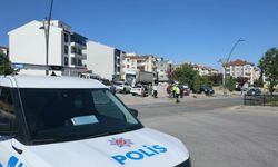 Aynı kavşakta yine kaza: Yaya otomobilin altında kaldı!