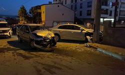 Otomobiller kafa kafaya çarpıştı! Çok sayıda yaralı var