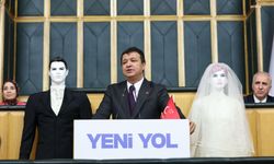 Kürsüye gelin ve damat mankeni ile çıktı! ‘Gençler evlenemiyor’