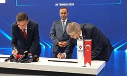 IDEF 2025’te protokol rüzgârı! Bakan Kacır imzaya katıldı!