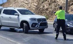Skandal anlar! Ünlü sanatçının kızı durdurulmak istenince polisin üzerine araba sürdü!