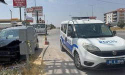 Otomobil elektrik direğine çarptı: 3 yaralı