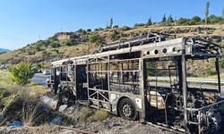 Hacılar'da alev alan halk otobüsünden geriye küller kaldı!