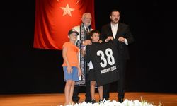 Erciyes 38 FK Başkanı Dirgenali'den Elitaş'a anlamlı hediye