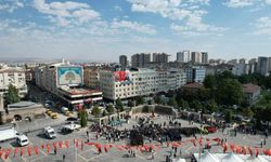 Tarihi Zaferin yıldönümünde binlerce kişi Cumhuriyet Meydanı’nda buluştu