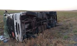 Akaryakıt yüklü tanker devrildi! Sürücü yaralandı