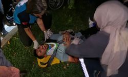Direksiyon hakimiyetini kaybeden sürücü refüje çarptı: 1 yaralı