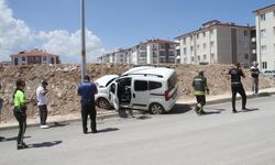 Araç toprak yığınına çarptı! 2 yaralı!