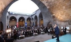 Kayseri Büyükşehir Belediye Başkanı Gençlik Buluşması'nda türkü söyledi!