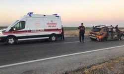 Direksiyon hâkimiyetini kaybetti! Trafik levhasına çarpıp karşı şeride geçti