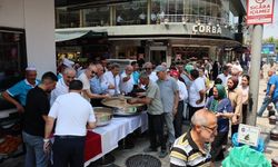 Kayserililer Bankalar Caddesi'nde buluştu! Kazan kazan aşure dağıtıldı
