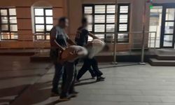 Kayseri’de kamu malına zarar: Elektrik direğini kırmaya çalıştılar!