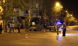 Motosikletle geldiler, kafe önünde ateş açtılar!
