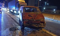 Kamyonet tıra çarptı: 1 kişi yaralandı