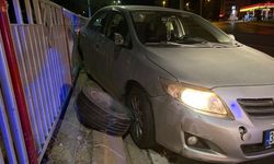 Kayseri’de ölümden döndüler: Bariyerlere çarpan otomobilin tekerleği fırladı, 2 yolcu yaralandı
