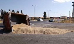 Kayseri yolunda kaza! Arpa yüklü traktör ile otomobil çarpıştı
