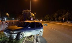 Kayseri’de dehşet anları: Motosiklet 50 metre savruldu, otomobil refüje çıktı