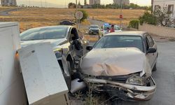 Kayseri’de iki otomobil çarpıştı, trafo alev aldı