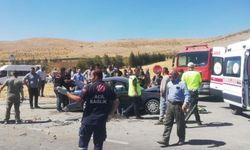 Üç araç birbirine girdi! Ortalık savaş alanına döndü: 1 ölü,8 yaralı