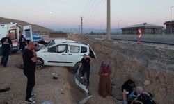 Kayseri yolunda hafif ticari araç boşluğa uçtu: 3 yaralı