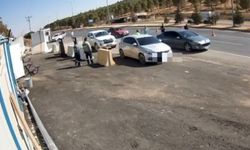 Film gibi kaçış: Polise çarpıp yasaklı maddeyi araçtan attı!