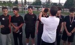 Kayseri'de muhtardan dev organizasyon: 200 çocuk sahaya çıktı, kupayı kaymakam verdi!