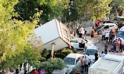 Freni patlayan kamyon 10 araca çarpıp kanala uçtu! Ortalık savaş alanına döndü