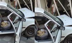 Otomobil kuaför dükkânına daldı: 1 yaralı