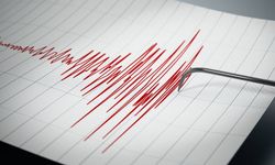 Peş peşe 3 deprem: vatandaşlar sokağa döküldü