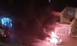 Seyir halindeki otomobil alev alev yandı: Sürücü canını zor kurtardı