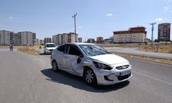 Kamyonet ile otomobil çarpıştı! 3'ü çocuk 6 yaralı