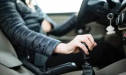 Tek elle araç kullananlar dikkat etsin: Uzmanlar uyardı