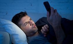 Karanlıkta telefon kullanmak körlüğe yol açabilir