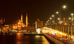 Üsküdar’da yolcu vapuru yük gemisine çarptı! 8 kişi hastaneye kaldırıldı