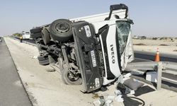Direksiyon hakimiyetini kaybeden kamyonet bariyerlere çarptı: 1 yaralı
