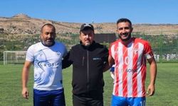 Abi kardeş maçta birbirlerine rakip oldu