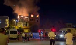 Adana’da 3 katlı ev alevlere teslim oldu!
