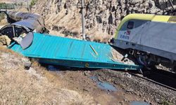 Raylarda feci çarpışma: İki tren kafa kafaya geldi!