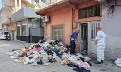 Adana’da böceklerin sardığı evden 2 kamyonet dolusu çöp çıktı