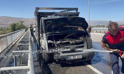Sivas karayolundaki kamyonet alev aldı!