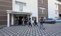 Bürokratların ellerinde listelerle para topladığını öne süren Gazeteci tutuklandı