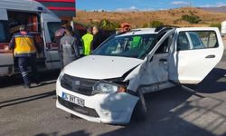 Sivas'ta trafik kazası: İki hafif ticari araç çarpıştı!