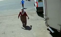 İş makinesi iki kardeşe çarptı! O anlar kameralara yansıdı