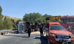 Kayseri yolunda tır devrildi! Sürücü ağır yaralı