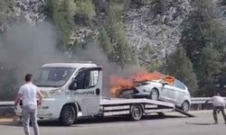 Konya Beyşehir’de çekici üzerindeki otomobil seyir halindeyken alev aldı!